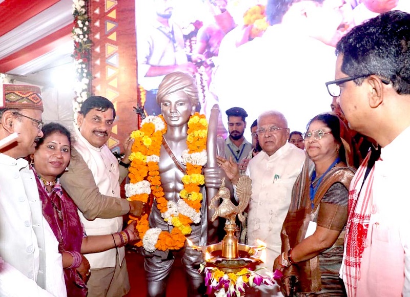भगवान बिरसा मुंडा की प्रतिमा पर माल्यार्पण करते हुए राज्यपाल मंगुभाई पटेल और मुख्यमंत्री डॉ. मोहन यादव भगवान बिरसा मुंडा की प्रतिमा पर माल्यार्पण करते हुए राज्यपाल मंगुभाई पटेल और मुख्यमंत्री डॉ. मोहन यादव