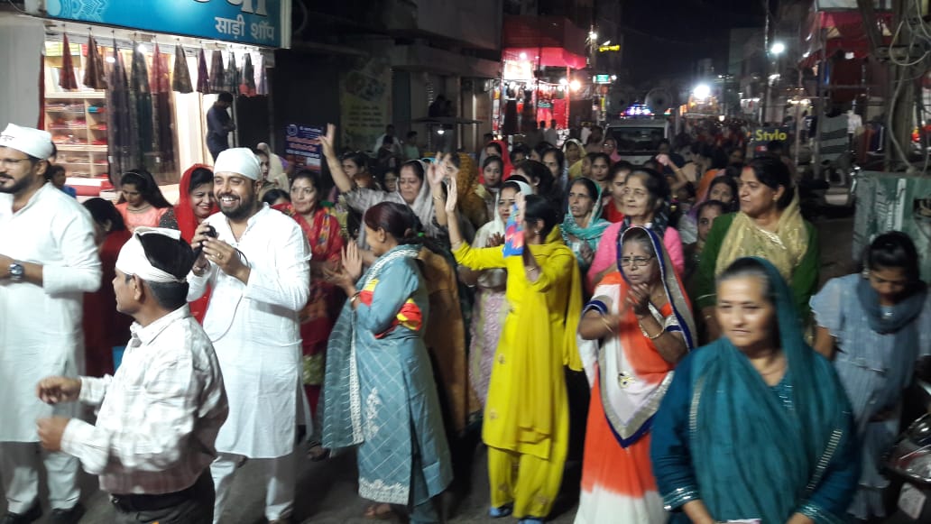गुरुनानक देव की 555 वीं जयंती पर सिंधी समाज द्वारा निकाली गई शोभायात्रा में शामिल समाजजन। गुरुनानक देव की 555 वीं जयंती पर सिंधी समाज द्वारा निकाली गई शोभायात्रा में शामिल समाजजन।