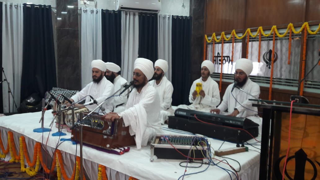 गुरुद्वारा में शबद कीर्तन करते हुए रागी जत्था के कलाकार।