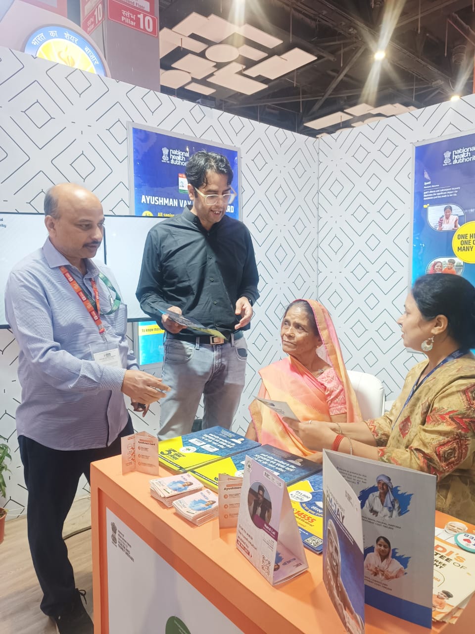 स्वास्थ्य पवेलियन में लोगों को स्वास्थ्य योजनाओं की जानकारी देते अधिकारी स्वास्थ्य पवेलियन में लोगों को स्वास्थ्य योजनाओं की जानकारी देते अधिकारी