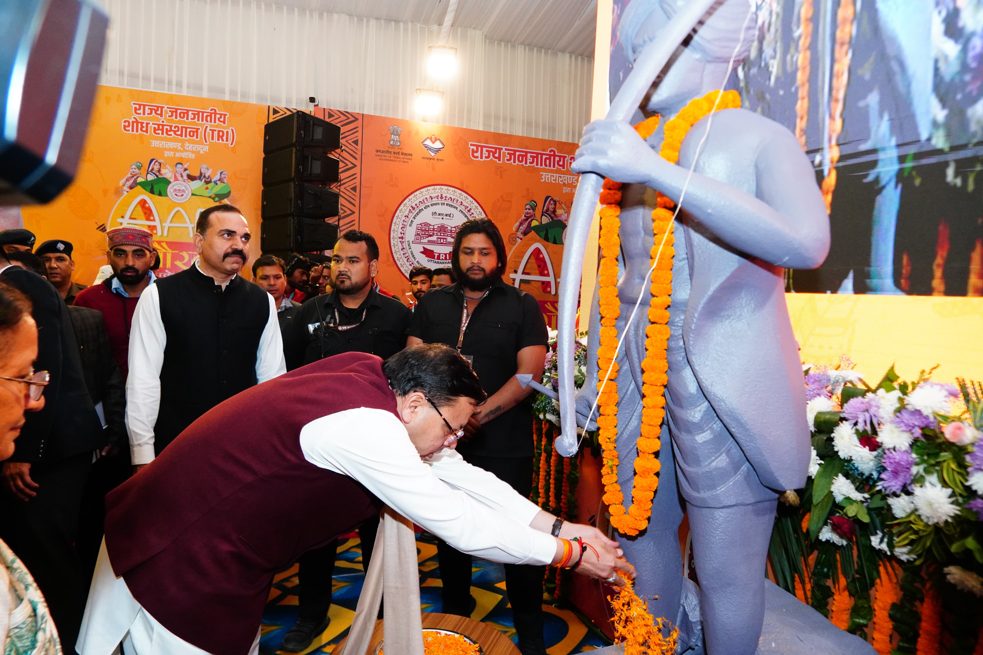 मुख्यमंत्री धामी बिरसा मुंडा के प्रतिमा में पुष्पांजलि अर्पित करते। मुख्यमंत्री धामी बिरसा मुंडा के प्रतिमा में पुष्पांजलि अर्पित करते।