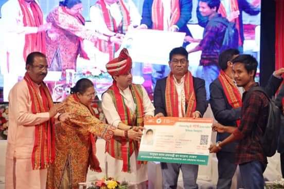 डोनर मंत्री ज्योतिरादित्य सिंधिया अपने तीन दिवसीय पूर्वोत्तर दौरे के तीसरे दिन शुक्रवार को अगरतला में जनजातीय गौरव दिवस कार्यक्रम में भाग लेते हुए। डोनर मंत्री ज्योतिरादित्य सिंधिया अपने तीन दिवसीय पूर्वोत्तर दौरे के तीसरे दिन शुक्रवार को अगरतला में जनजातीय गौरव दिवस कार्यक्रम में भाग लेते हुए।