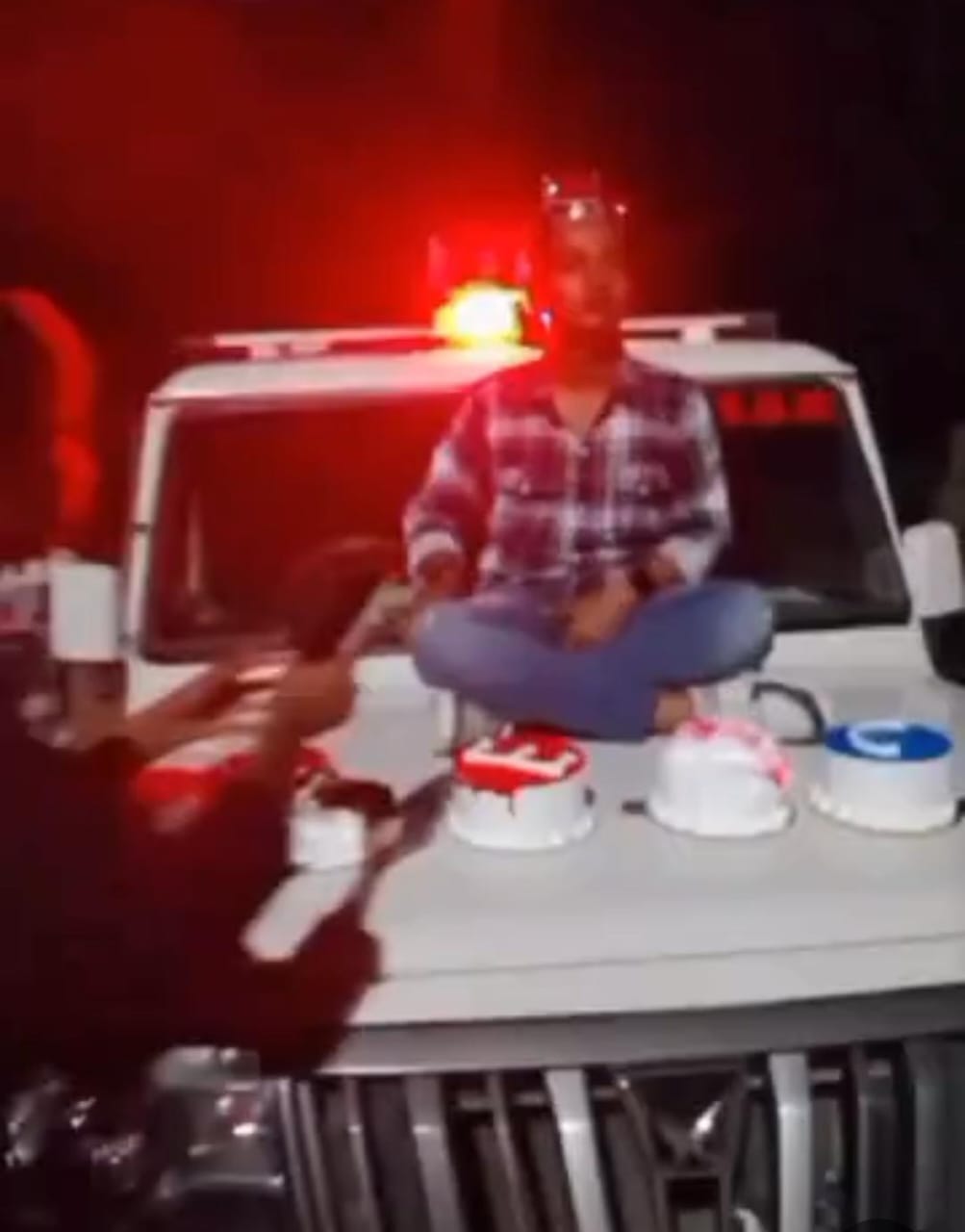 एसडीएम की कार की बोनट में केट काटकर युवकों ने मनाया बर्थडे एसडीएम की कार की बोनट में केट काटकर युवकों ने मनाया बर्थडे