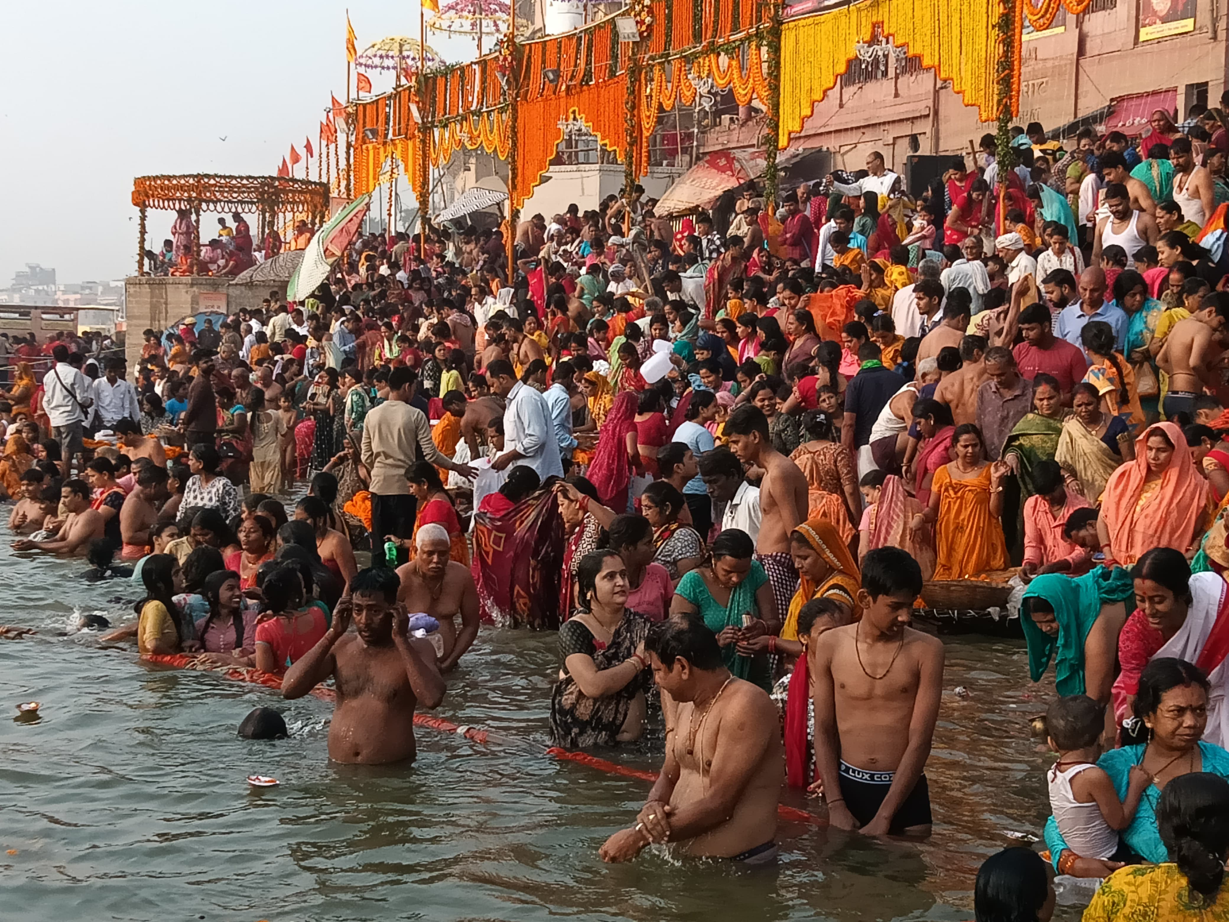कार्तिक पूर्णिमा पर गंगा किनारे स्नान करते श्रद्धालु: फोटो बच्चा गुप्ता कार्तिक पूर्णिमा पर गंगा किनारे स्नान करते श्रद्धालु: फोटो बच्चा गुप्ता