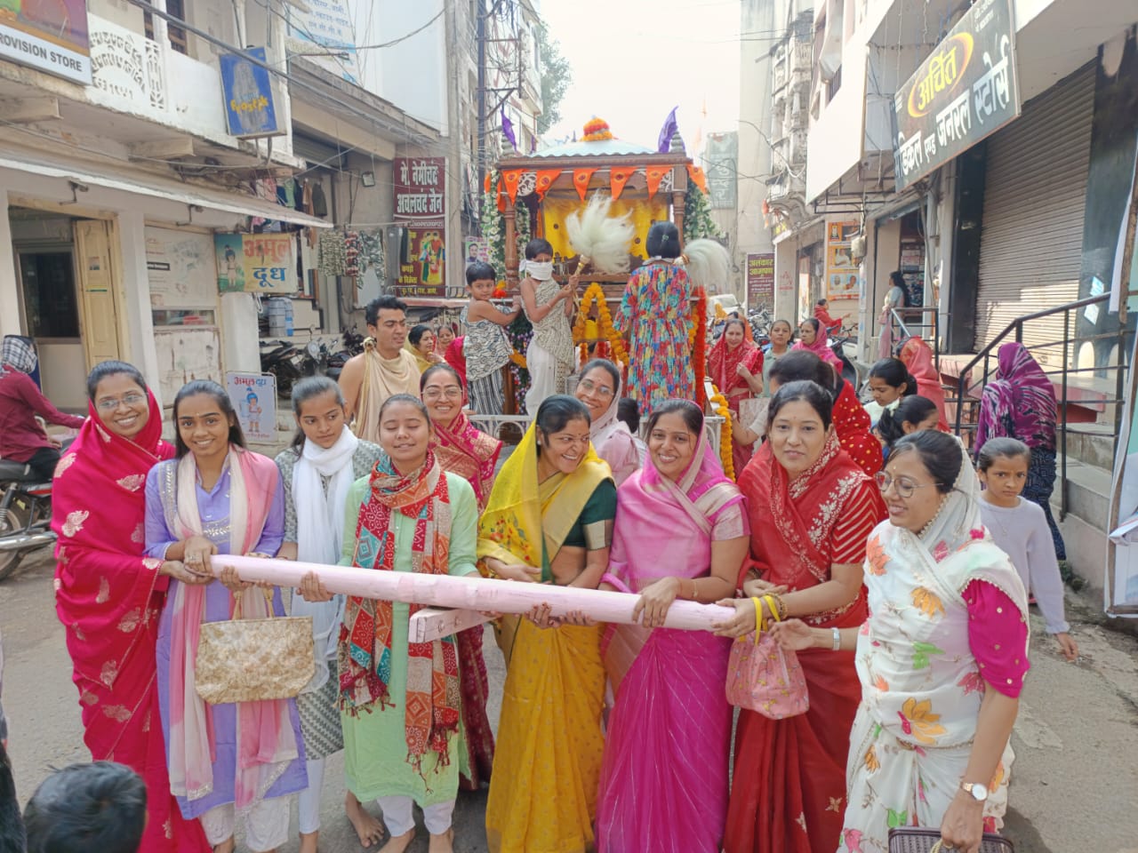 शहर में जैन समाज द्वारा निकाली गई शोभायात्रा। शहर में जैन समाज द्वारा निकाली गई शोभायात्रा।
