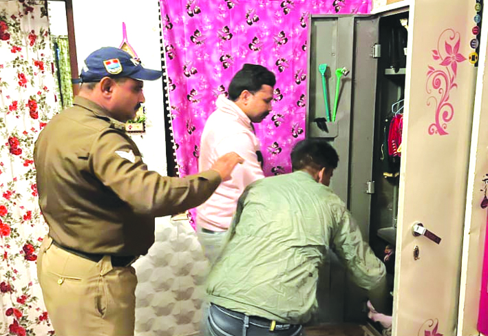 जांच करती पुलिस जांच करती पुलिस