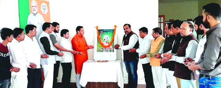 श्रद्धासुमन अर्पित करते हुए भाजपाई श्रद्धासुमन अर्पित करते हुए भाजपाई