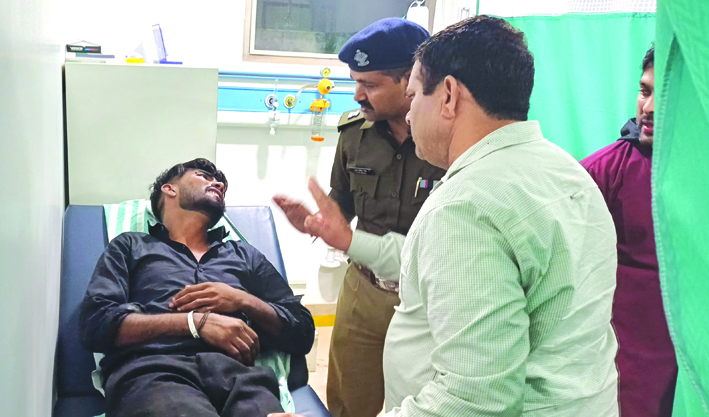 घायलों का हालचाल पूछते पुलिस अधिकारी घायलों का हालचाल पूछते पुलिस अधिकारी