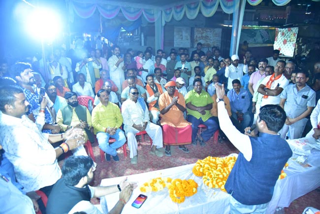 सम्बोधित करते मंत्री नन्दी सम्बोधित करते मंत्री नन्दी