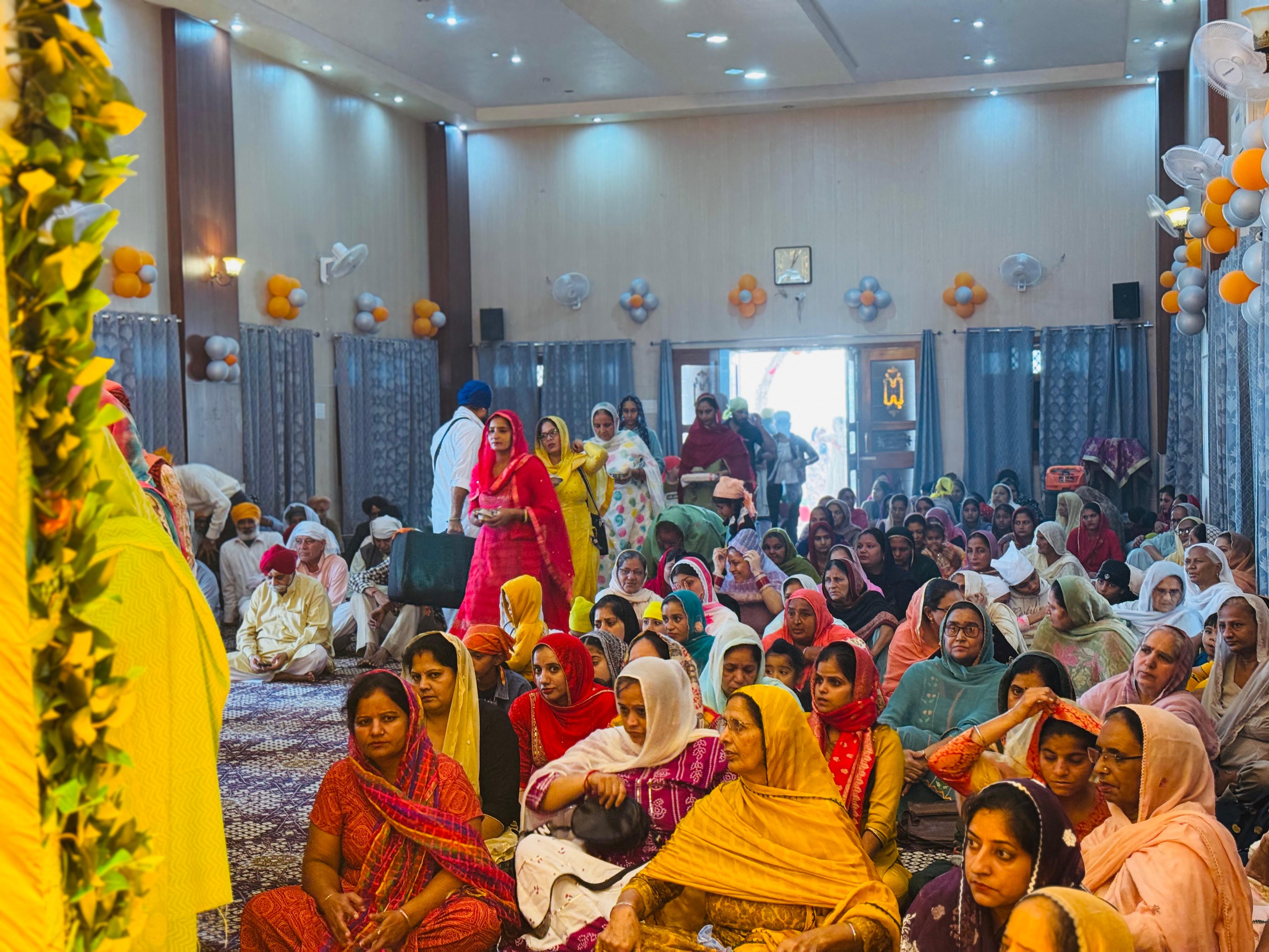 गुरू की महिमा का बखान सुतने हुए श्रद्धालु। गुरू की महिमा का बखान सुतने हुए श्रद्धालु।