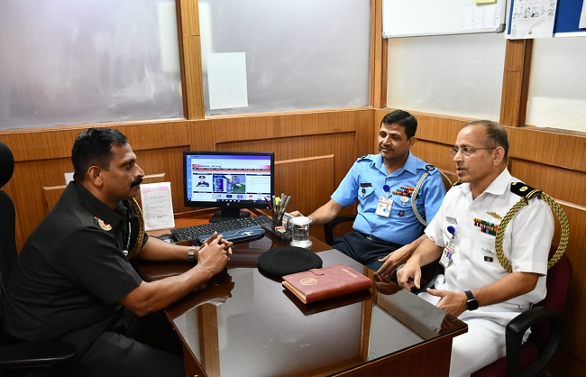 तीनों सेनाओं में तालमेल बढ़ाने के लिए बैठक करते अधिकारी तीनों सेनाओं में तालमेल बढ़ाने के लिए बैठक करते अधिकारी