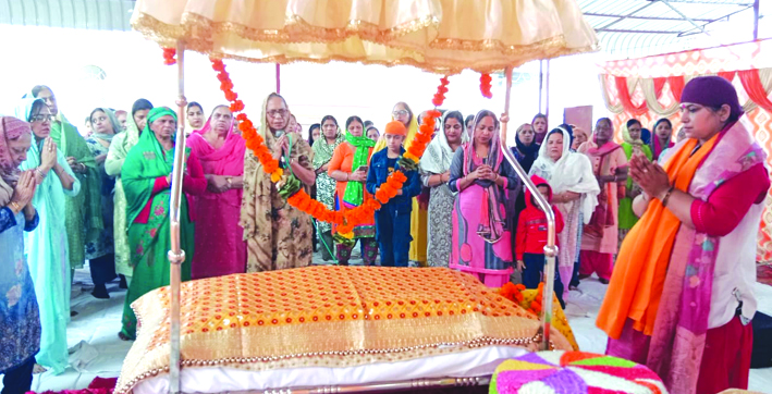 अरदास करते हुए अरदास करते हुए