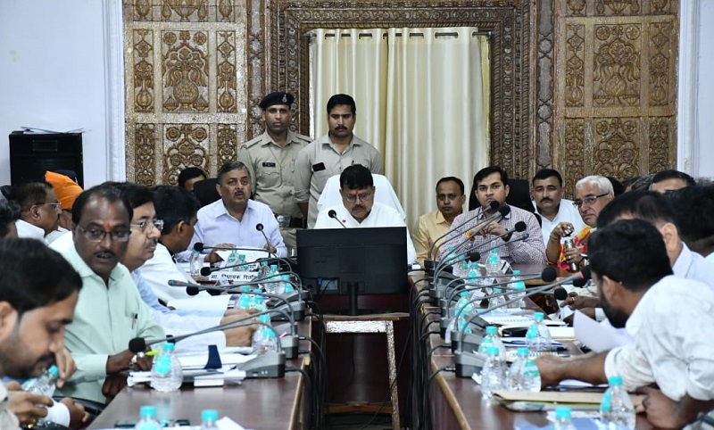 शिवपुरी में विकास योजनाओं की समीक्षा शिवपुरी में विकास योजनाओं की समीक्षा