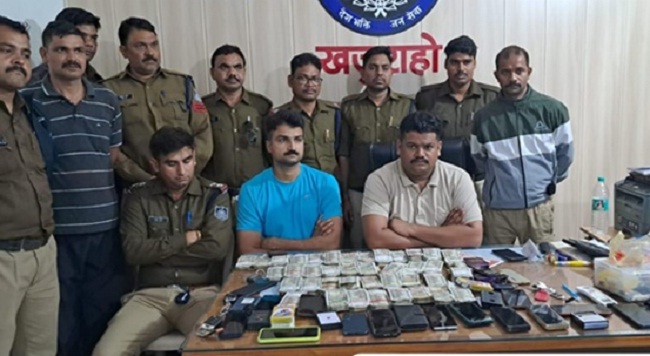 खजुराहो के होटल में चल रहे जुआं के मामले का खुलासा करते हुए पुलिस खजुराहो के होटल में चल रहे जुआं के मामले का खुलासा करते हुए पुलिस