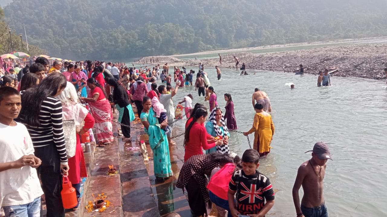 कार्तिक पूर्णिमा पर गंगा स्नान करते हुए श्रद्धालु