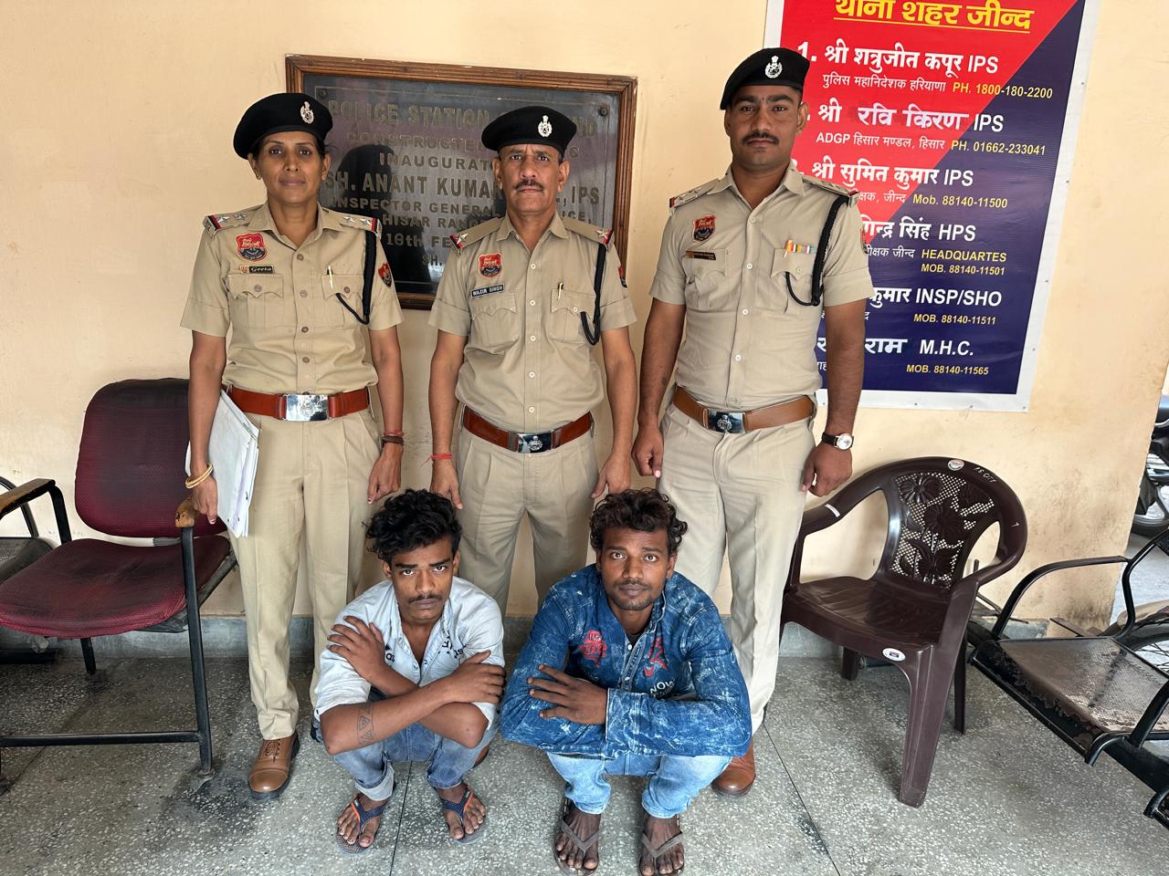 पुलिस गिरफ्त में आरोपित। पुलिस गिरफ्त में आरोपित।