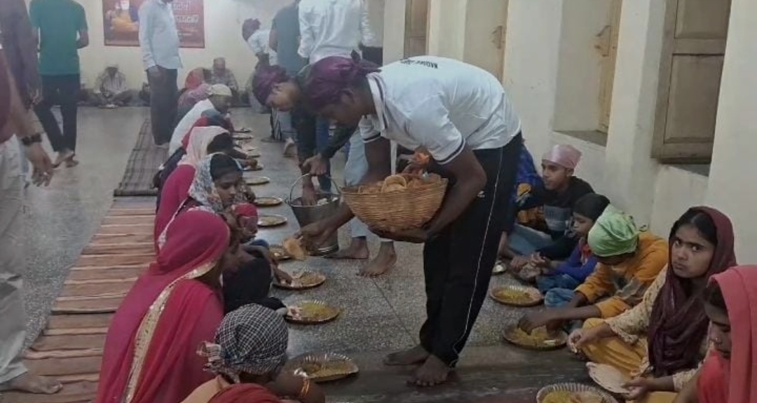 लंगर का प्रसाद पाते लोग लंगर का प्रसाद पाते लोग