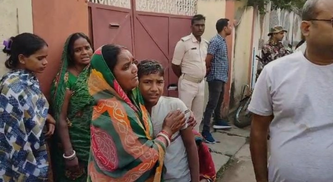 रोते बिलखते परिजन रोते बिलखते परिजन