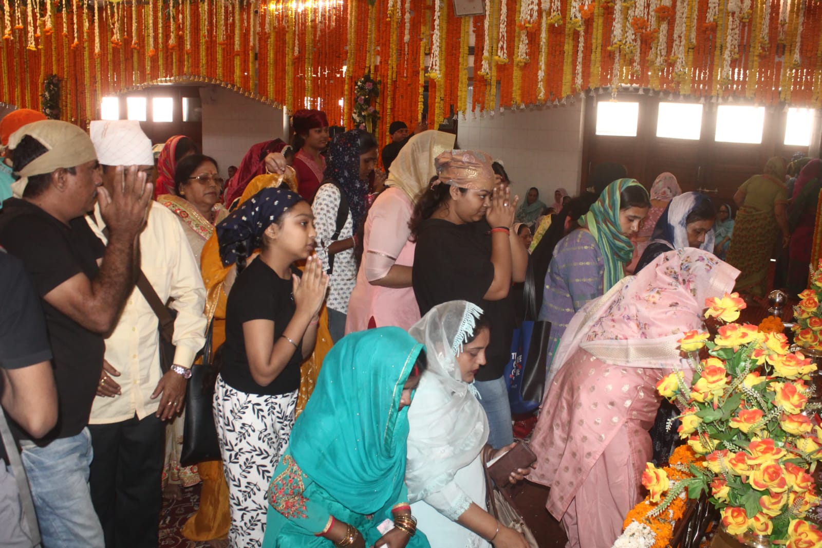 गुरूनानक जयंती में जुटे श्रद्धालु और शबद कीर्तन करते रागी जत्थे: फोटो बच्चा गुप्ता गुरूनानक जयंती में जुटे श्रद्धालु और शबद कीर्तन करते रागी जत्थे: फोटो बच्चा गुप्ता