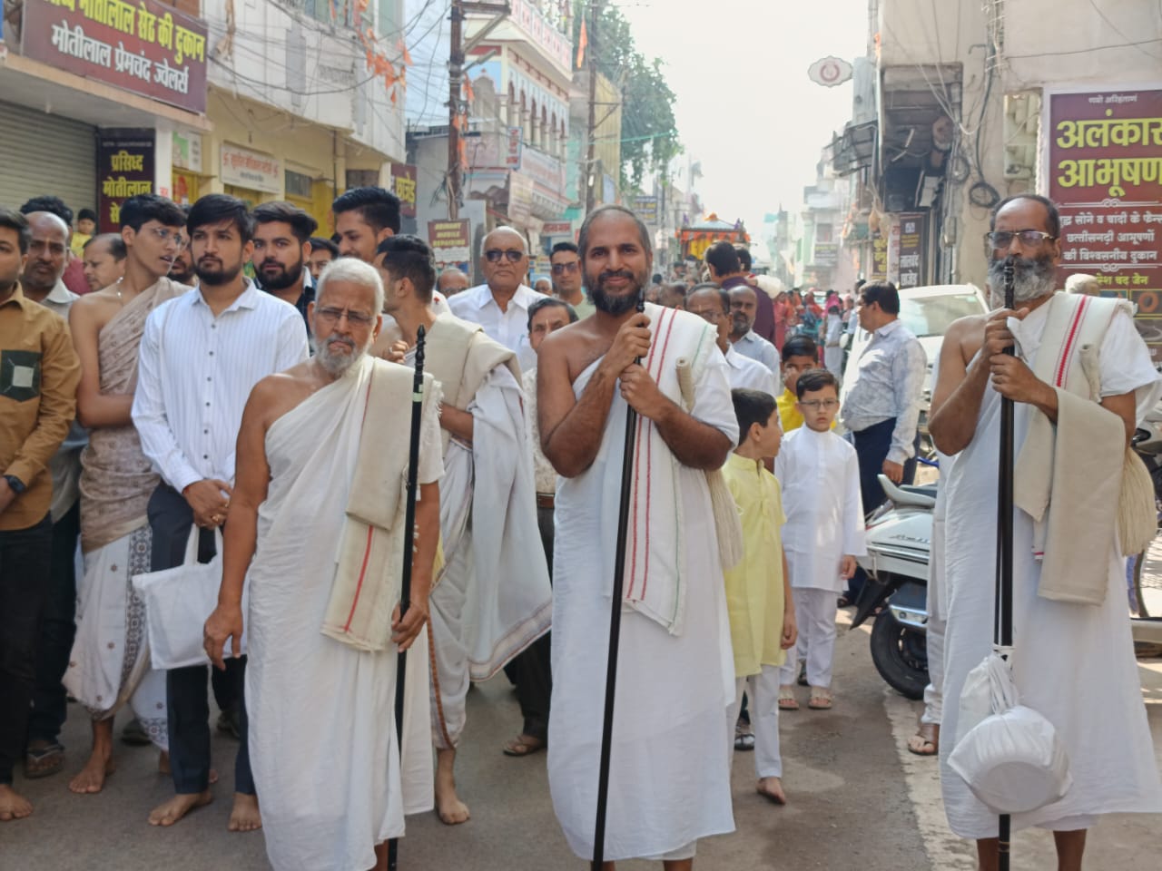 शहर में जैन समाज द्वारा निकाली गई शोभायात्रा में संत। शहर में जैन समाज द्वारा निकाली गई शोभायात्रा में संत।