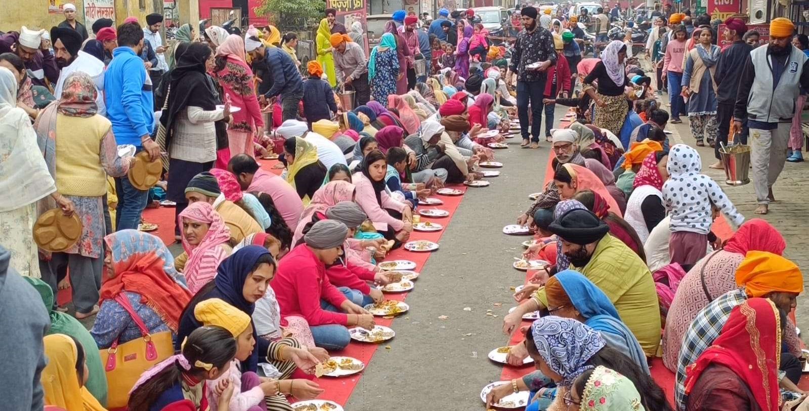 मुरादाबाद में गुरुनानक देव के प्रकाश पर्व पर गुरुद्वारा सिंह सभा के बाहर सड़क पर लंगर छकते श्रद्धालु। मुरादाबाद में गुरुनानक देव के प्रकाश पर्व पर गुरुद्वारा सिंह सभा के बाहर सड़क पर लंगर छकते श्रद्धालु।