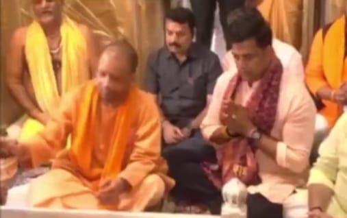 मुख्यमंत्री योगी श्री काशी विश्वनाथ मंदिरव कालभैरव दरबार में: फोटो बच्चा गुप्ता मुख्यमंत्री योगी श्री काशी विश्वनाथ मंदिरव कालभैरव दरबार में: फोटो बच्चा गुप्ता