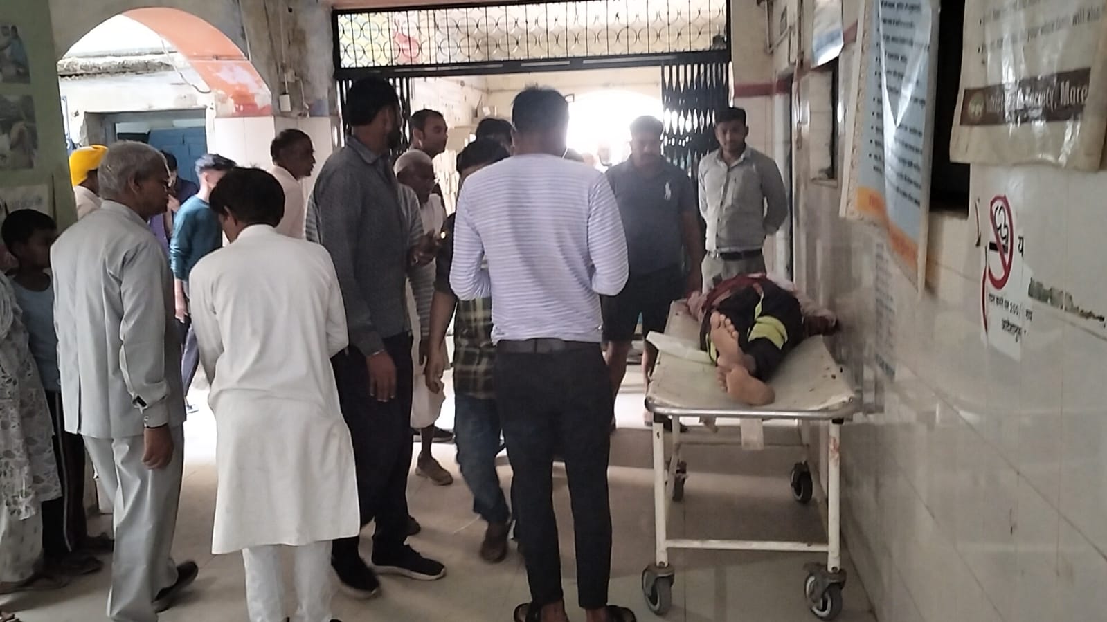 जिला अस्पताल में होता घायलों का उपचार जिला अस्पताल में होता घायलों का उपचार