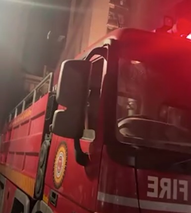 अहमदाबाद के बोपल के इस्कॉन प्लेटिनम फ्लेट में शुक्रवार देर रात आग की घटना के बाद आग बुझाती दमकल गाड़ी। अहमदाबाद के बोपल के इस्कॉन प्लेटिनम फ्लेट में शुक्रवार देर रात आग की घटना के बाद आग बुझाती दमकल गाड़ी।