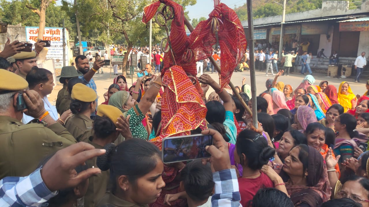 जहाजपुर में चूड़ियां लहराकर महिलाओं का आक्रोश व प्रदर्शन, तीसरे दिन भी बंद रहा कस्बा संघर्ष समिति ने रविवार 17 नवंबर को शाहपुरा जिला बंद का आह्वान किया है। जहाजपुर थाना प्रभारी नरपत राम बाना का ट्रांसफर कर दिया। 1