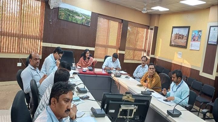 चिन्हित शिकायतों के निराकरण की समीक्षा चिन्हित शिकायतों के निराकरण की समीक्षा