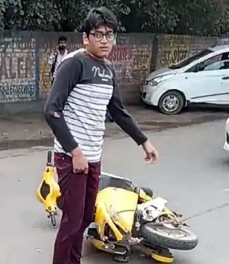 घटनास्थल पर मौजूद स्कूटी। घटनास्थल पर मौजूद स्कूटी।