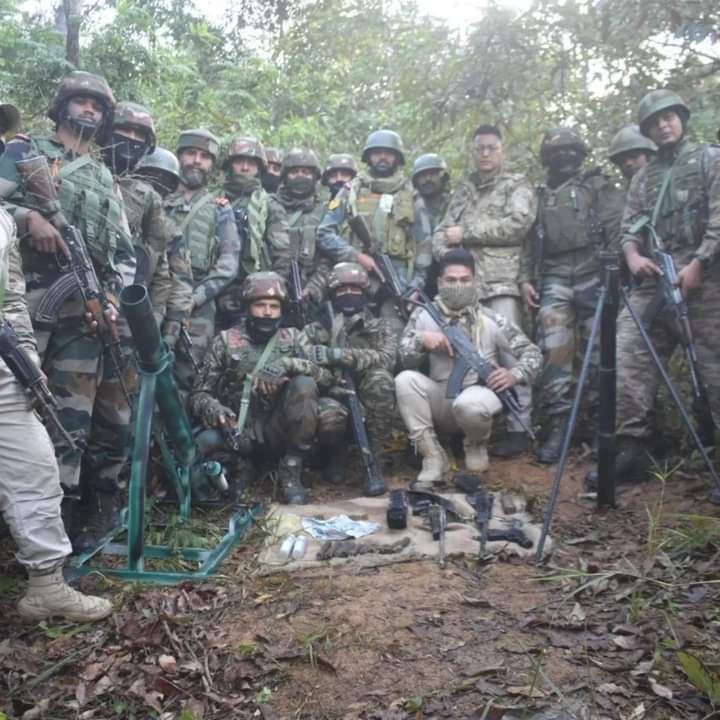 इंफाल: मणिपुर के चुराचांदपुर से बरामद हथियार और विस्फोटकों की तस्वीर। इंफाल: मणिपुर के चुराचांदपुर से बरामद हथियार और विस्फोटकों की तस्वीर।