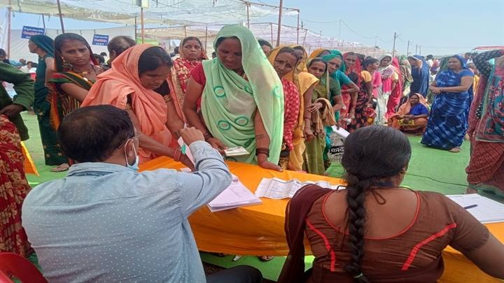 आदिवासी क्षेत्र झिरन्या में लगा विशाल स्वास्थ्य शिविर आदिवासी क्षेत्र झिरन्या में लगा विशाल स्वास्थ्य शिविर