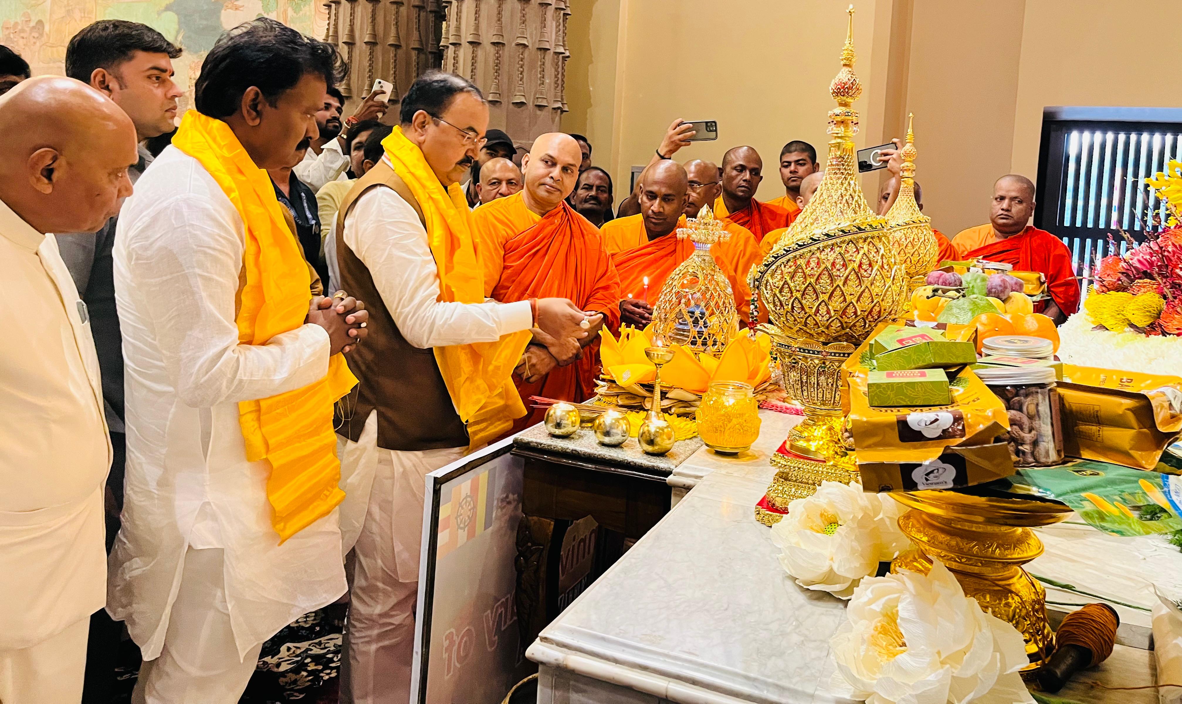 उपमुख्यमंत्री केशव प्रसाद मौर्य भगवान बुद्ध के अस्थि अवशेष का दर्शन् पूजन करते हुए उपमुख्यमंत्री केशव प्रसाद मौर्य भगवान बुद्ध के अस्थि अवशेष का दर्शन् पूजन करते हुए