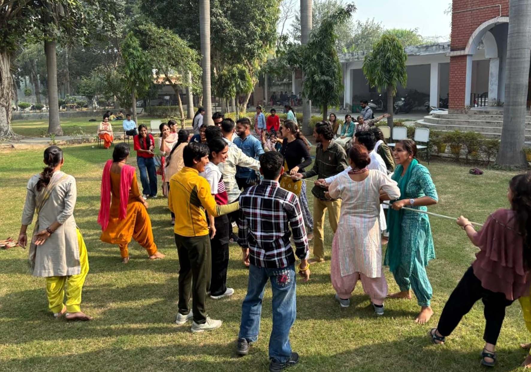 मनोरंजन क्रियाओं में भाग लेते विद्यार्थी। मनोरंजन क्रियाओं में भाग लेते विद्यार्थी।