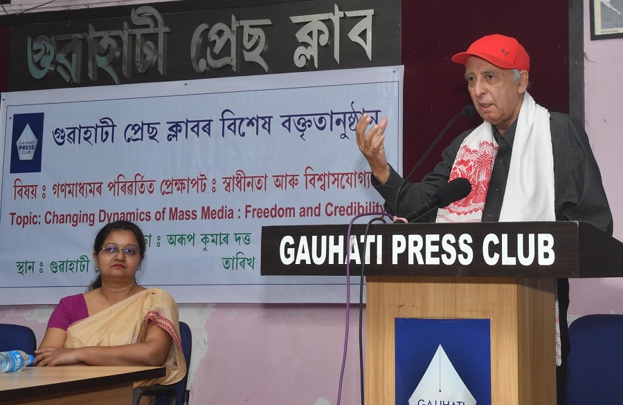 गुवाहाटी: राष्ट्रीय प्रेस दिवस के मौके पर गुवाहाटी प्रेस क्लब में आयोजित कार्यक्रम को संबोधित करते हुए पद्मश्री पुरस्कार विजेता तथा लेखक अरूप दत्ता। गुवाहाटी: राष्ट्रीय प्रेस दिवस के मौके पर गुवाहाटी प्रेस क्लब में आयोजित कार्यक्रम को संबोधित करते हुए पद्मश्री पुरस्कार विजेता तथा लेखक अरूप दत्ता।