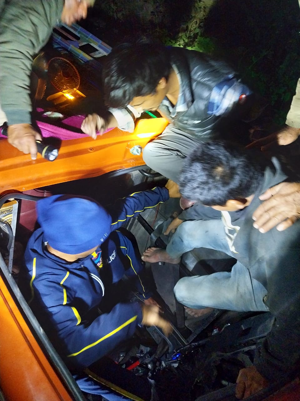 घनघाेर रात्रि में रेस्क्यू करते एसडीआरएफ जवान। घनघाेर रात्रि में रेस्क्यू करते एसडीआरएफ जवान।