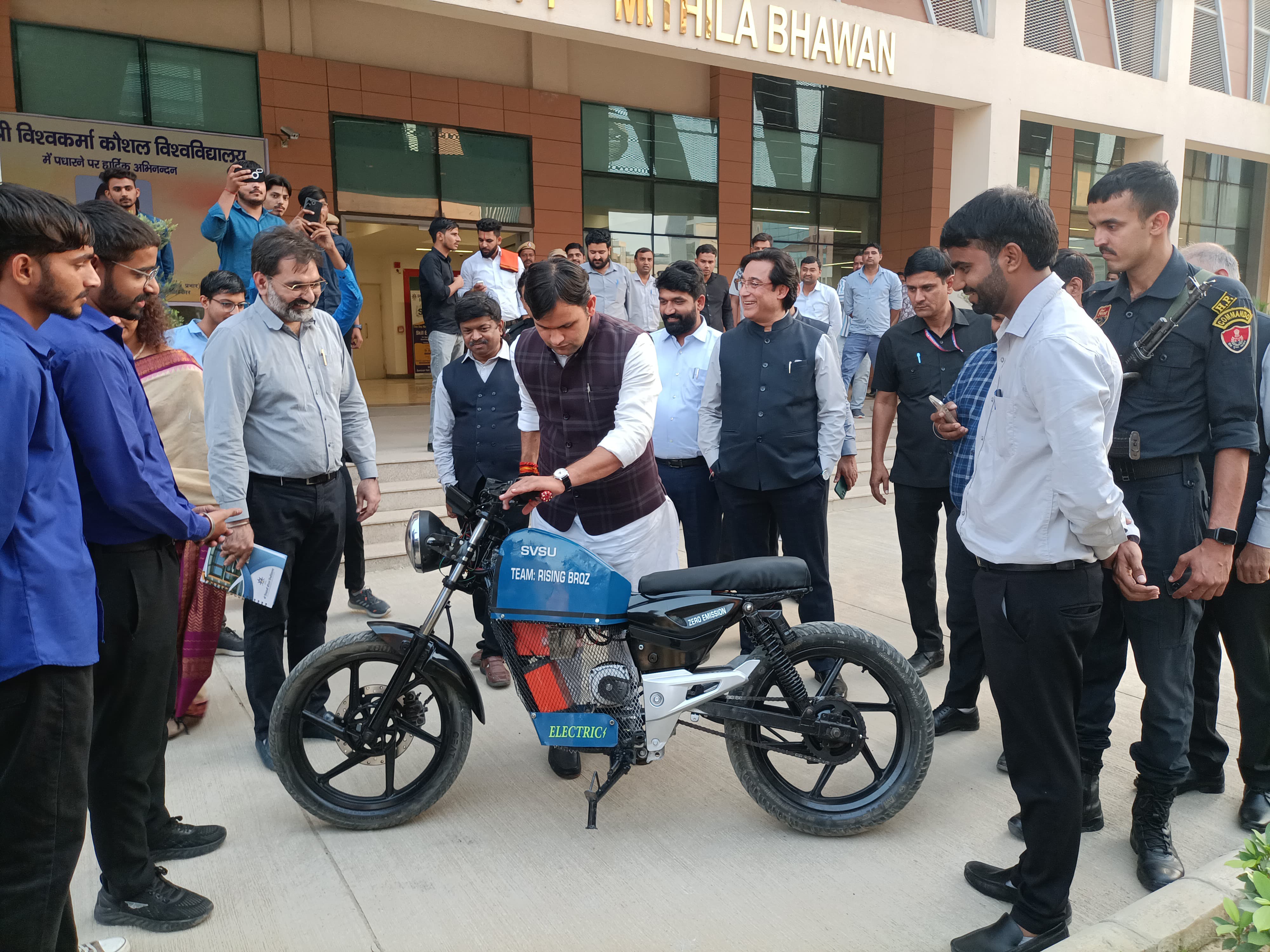 स्क्रैप से बनी ई बाइक की सवारी करते राज्य मंत्री गौरव गौतम स्क्रैप से बनी ई बाइक की सवारी करते राज्य मंत्री गौरव गौतम