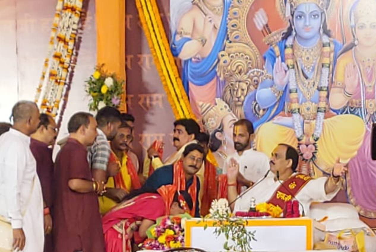 भगत को भक्ति का केवल एक मार्ग पकड़ कर चलना चाहिए - पूज्यश्री प्रेमभूषण जी महाराज
