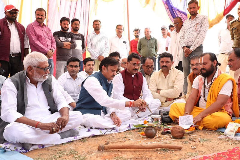 हिनौती गौधाम में प्रशासनिक भवन व गेस्ट हाउस का भूमिपूजन करते हुए उप मुख्यमंत्री राजेन्द्र शुक्ल हिनौती गौधाम में प्रशासनिक भवन व गेस्ट हाउस का भूमिपूजन करते हुए उप मुख्यमंत्री राजेन्द्र शुक्ल