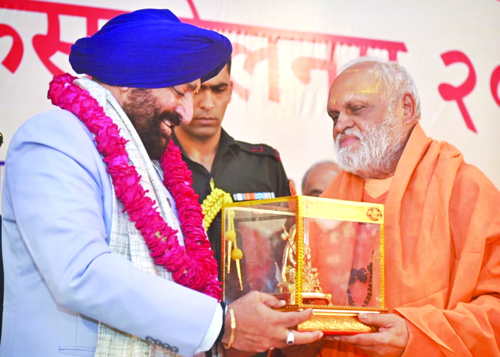 राज्यपाल का स्वागत करते म.म. स्वामी विश्वेश्वरानंद गिरि महाराज राज्यपाल का स्वागत करते म.म. स्वामी विश्वेश्वरानंद गिरि महाराज