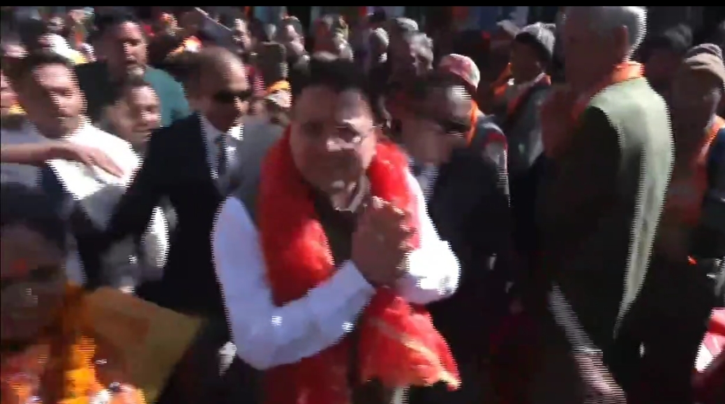 मुख्यमंत्री पुष्कर सिंह धामी का चौपता पहुंचने पर स्थानीय लोग स्वागत करते। मुख्यमंत्री पुष्कर सिंह धामी का चौपता पहुंचने पर स्थानीय लोग स्वागत करते।