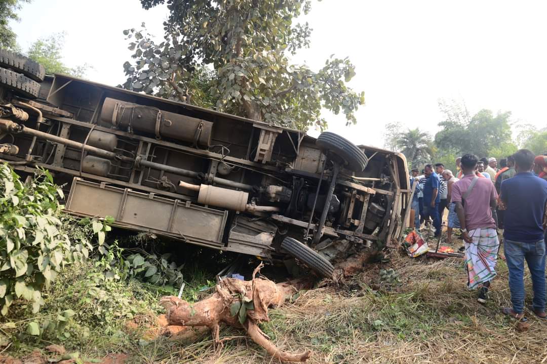 दुर्घटनाग्रस्त बस दुर्घटनाग्रस्त बस