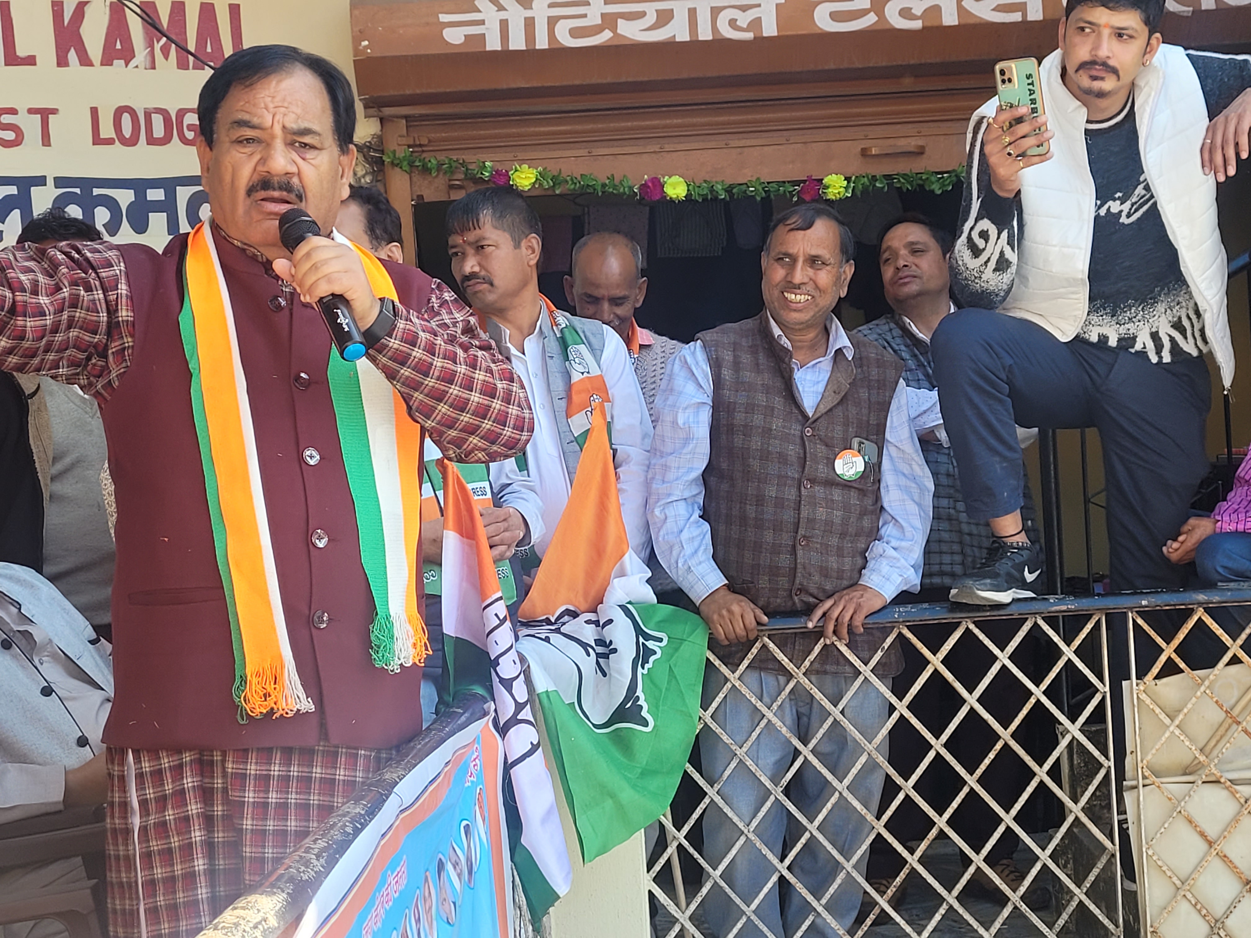 जनसभा संबोधित करते हरक जनसभा संबोधित करते हरक
