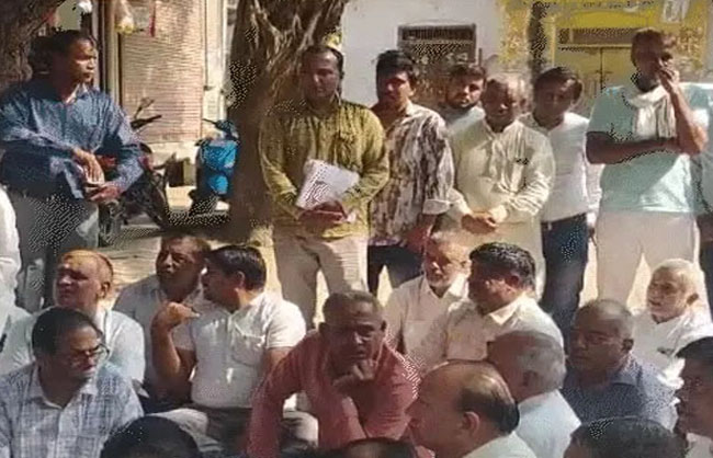 बावल में पंचायत करते हुए व्यापारी बावल में पंचायत करते हुए व्यापारी