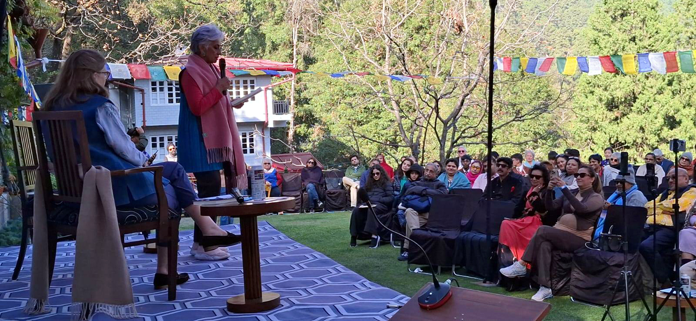 हिमालयन इकोज महोत्सव में उपस्थित लोगों के सामने संवाद करते जान्हवी प्रसाद व नमिता गोखले आदि। हिमालयन इकोज महोत्सव में उपस्थित लोगों के सामने संवाद करते जान्हवी प्रसाद व नमिता गोखले आदि।