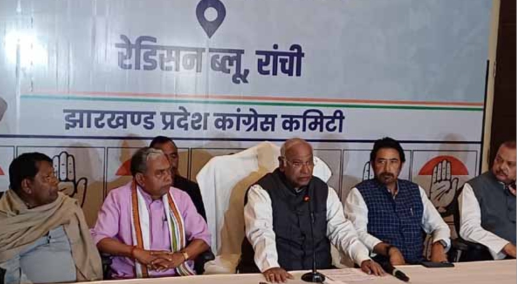 प्रेस कॉन्फ्रेंस करते खड़गे प्रेस कॉन्फ्रेंस करते खड़गे