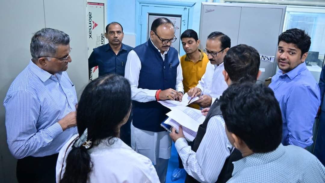 अधिकारियों से जानकारी लेते उपमुख्यमंत्री अधिकारियों से जानकारी लेते उपमुख्यमंत्री