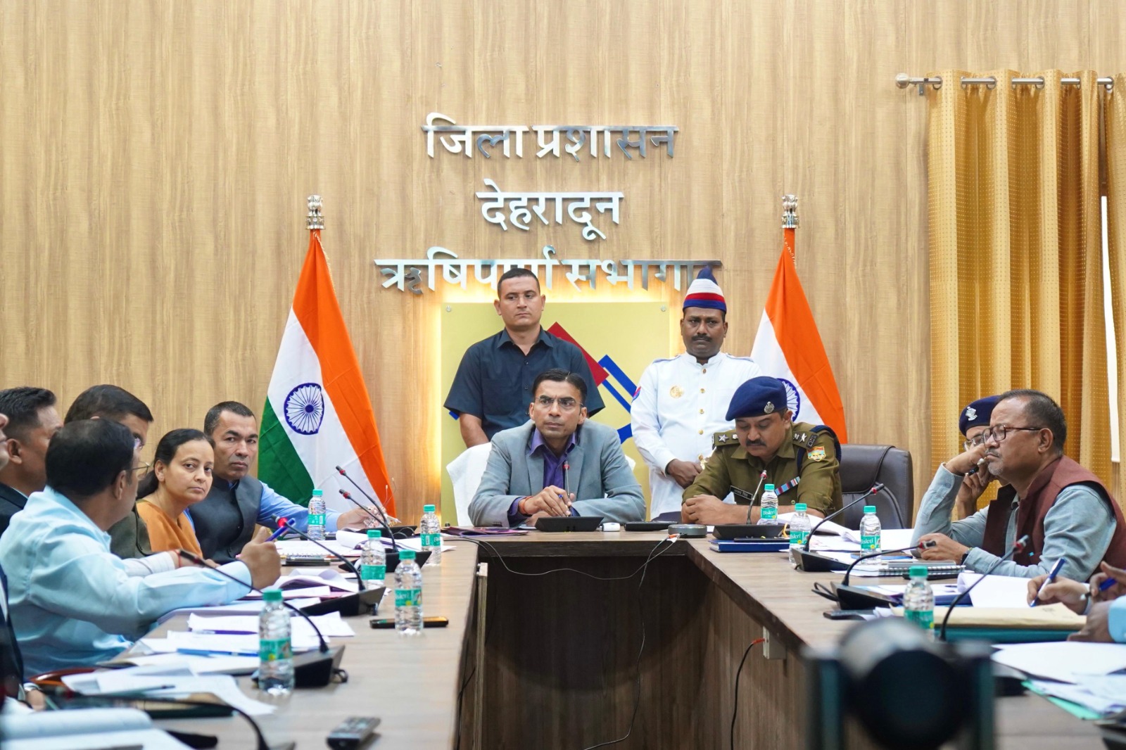जनपद स्तरीय सड़क सुरक्षा समिति की बैठक करते जिलाधिकारी सविन बंसल। जनपद स्तरीय सड़क सुरक्षा समिति की बैठक करते जिलाधिकारी सविन बंसल।