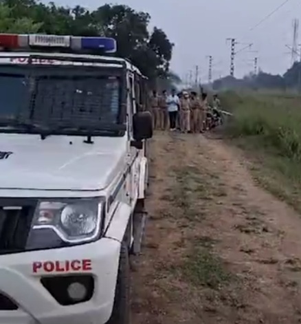 वलसाड के पारडी थाना क्षेत्र में युवती की रेप विथ मर्डर केस की जांच करती पुलिस। वलसाड के पारडी थाना क्षेत्र में युवती की रेप विथ मर्डर केस की जांच करती पुलिस।
